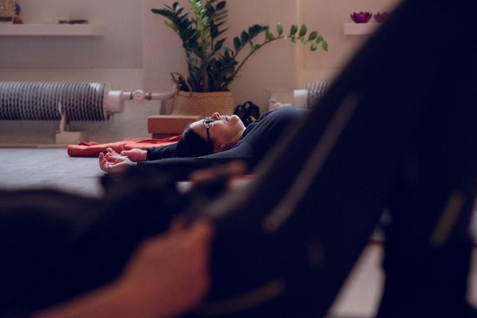 Lempeä kehonhuoltokurssi kankealle keholle by Hetken rauha / Aino Yrjänä